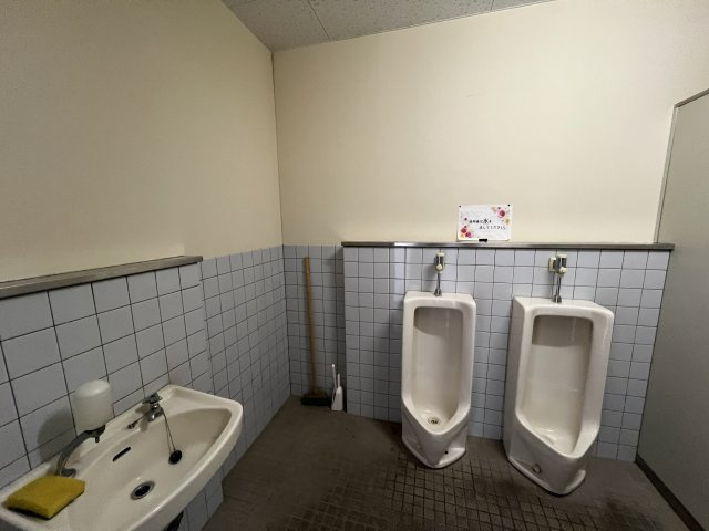 津山市戸島貸事務所　45.10㎡のその他|男子トイレ（共用）
