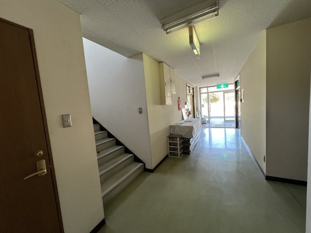 津山市戸島貸事務所　45.10㎡のその他共用部分|１階階段付近