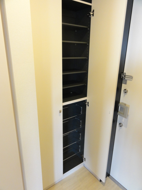 メゾン アネシスの玄関|靴箱