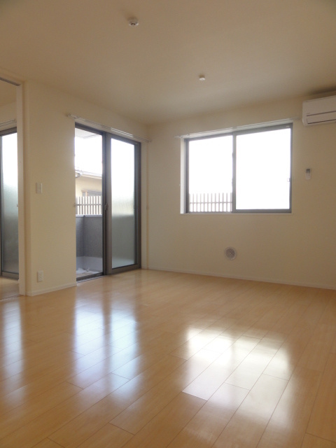 メゾン アネシスの居間・リビング|12帖の開放感のあるリビング