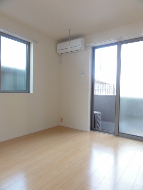 メゾン アネシスの寝室|２面採光の居室　室内物干しフックあります