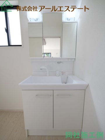 加古川市野口町北野12期　新築戸建の独立洗面台|同社施工事例