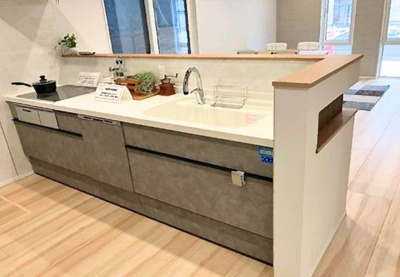 【キッチン】 | 【新築分譲住宅】山形市泉町 | 同ハウスメーカー施工例となります。実際に設置されるサイズや製品とは異なります。詳しくはお問合せください。