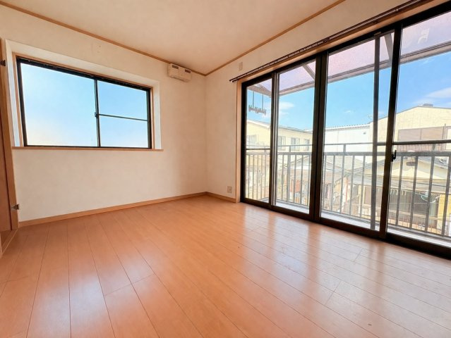 大庭町一丁目76-16の洋室