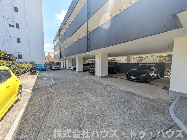 ラ・メゾン本八幡の駐車場