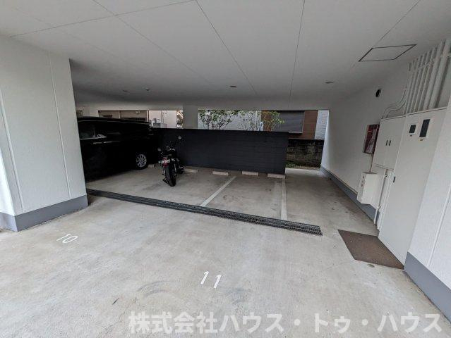 ラ・メゾン本八幡の駐車場