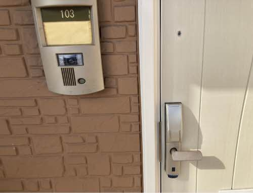 ウエストサイド壱番館・弐番館の玄関