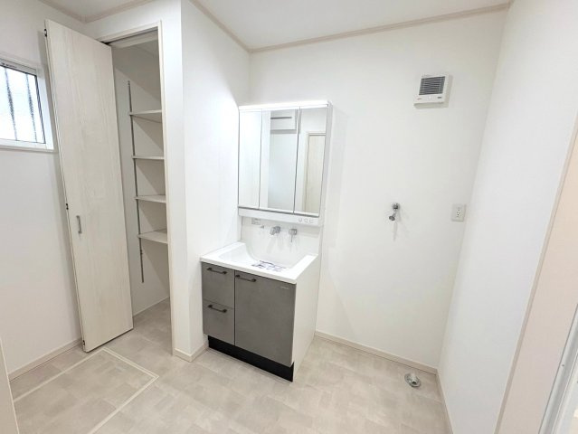 新築戸建　各務原市那加日吉町　全1区画分譲の独立洗面台|洗面洗髪化粧台です。物件により三面鏡または一面鏡の場合があります。詳しくは担当者までお問合せ下さい。