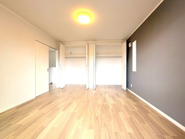 新築戸建　各務原市那加日吉町　全1区画分譲の寝室|全居室にたっぷり収納できる大型収納を設置。窓ガラスは断熱性能や結露防止効果の高いペアガラスです。