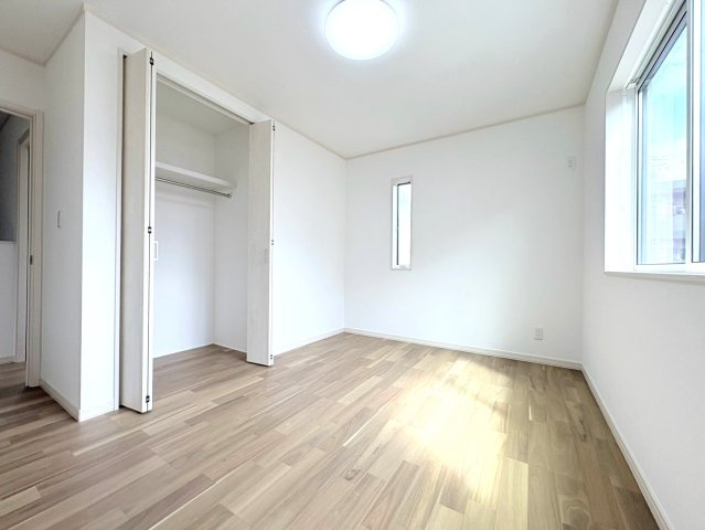 新築戸建　各務原市那加日吉町　全1区画分譲の洋室|全居室にたっぷり収納できる大型収納を設置。窓ガラスは断熱性能や結露防止効果の高いペアガラスです。