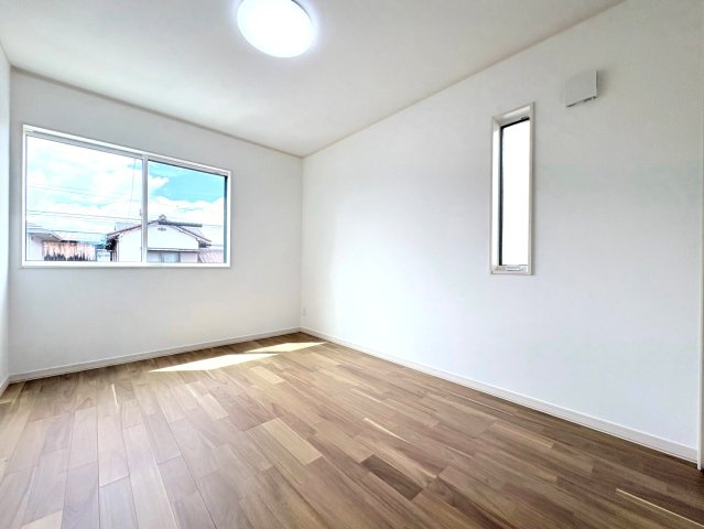 新築戸建　各務原市那加日吉町　全1区画分譲の洋室|全居室にたっぷり収納できる大型収納を設置。窓ガラスは断熱性能や結露防止効果の高いペアガラスです。