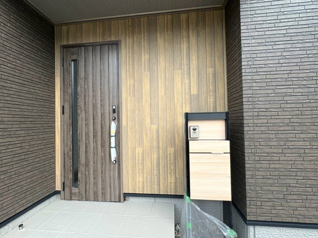 新築戸建　各務原市那加日吉町　全1区画分譲の玄関|玄関ドアの鍵はディンプルキーと内側はサムターンキーになっており防犯性の高い仕様になっています。