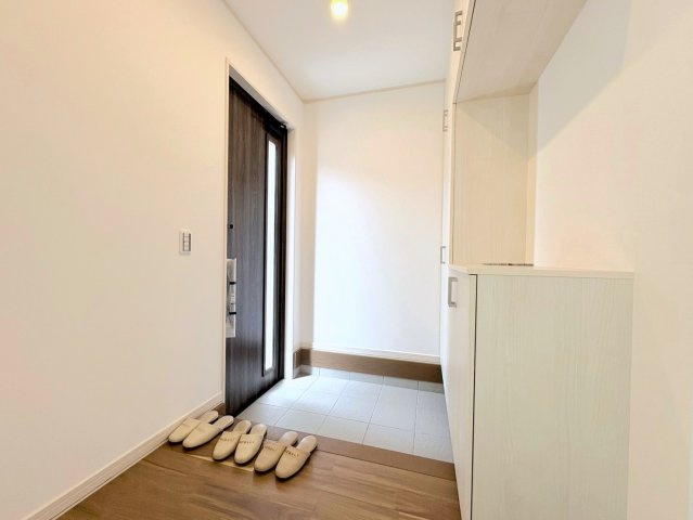 新築戸建　各務原市那加日吉町　全1区画分譲の玄関|大容量のシューズ収納付きで玄関周りもすっきり！玄関ドアからの光が玄関ホールを明るくしてくれます。