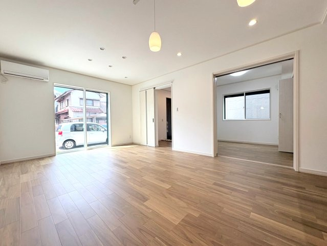 新築戸建　各務原市那加日吉町　全1区画分譲の居間・リビング|南向きで日当たりもよく大きな窓がリビング全体に光と風を運びます。ご家族でゆとりある暮らしができます。