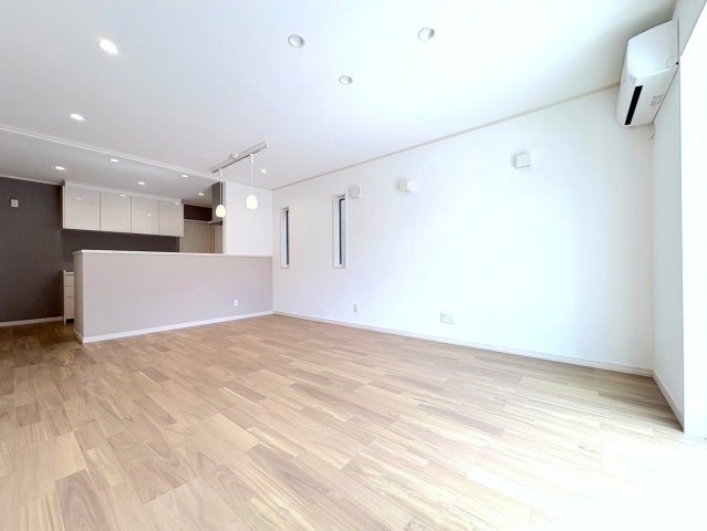 新築戸建　各務原市那加日吉町　全1区画分譲の居間・リビング|南向きで日当たりもよく大きな窓がリビング全体に光と風を運びます。ご家族でゆとりある暮らしができます。