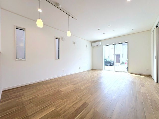 新築戸建　各務原市那加日吉町　全1区画分譲の居間・リビング|南向きで日当たりもよく大きな窓がリビング全体に光と風を運びます。ご家族でゆとりある暮らしができます。