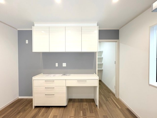 新築戸建　各務原市那加日吉町　全1区画分譲のキッチン|機能的なシステムキッチンです。収納力に優れた大容量の引出しでキッチン回りがスッキリ片付きます。