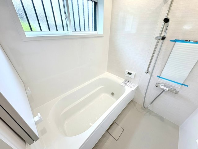 新築戸建　各務原市那加日吉町　全1区画分譲の浴室|１坪タイプのバリアフリー設計でゆったりとくつろげる浴室・浴槽です。タイル床でカビの発生を抑制します。