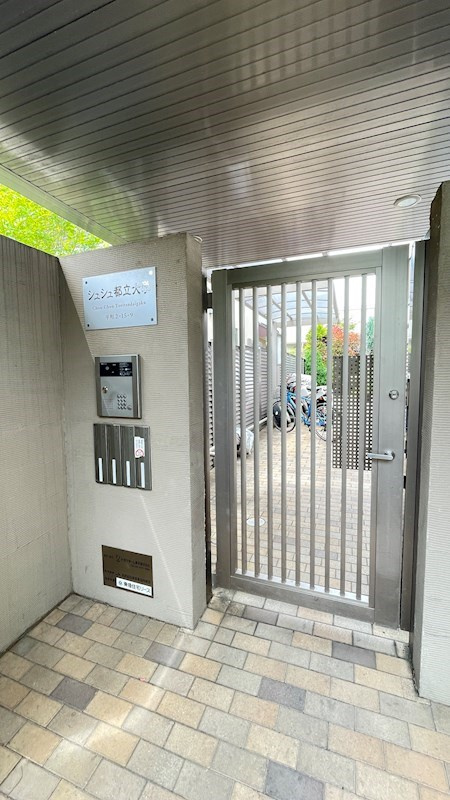 シュシュ都立大学のエントランス
