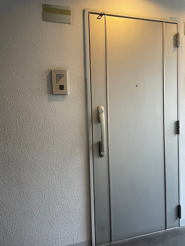 レガリア都立大レジデンスの玄関