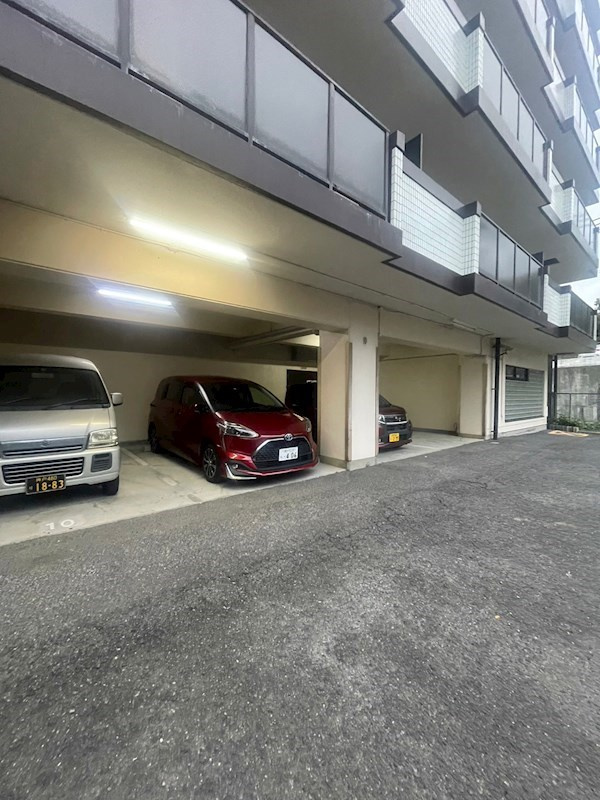 グリーンハイツ妙法寺A棟の駐車場|車をお持ちの方に嬉しい駐車場付きの物件です