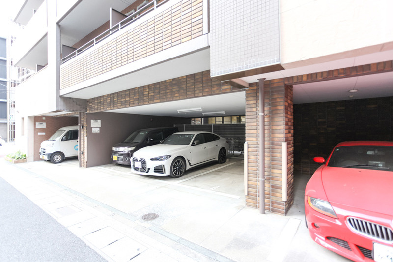 サヴォイ エンポリウムの駐車場