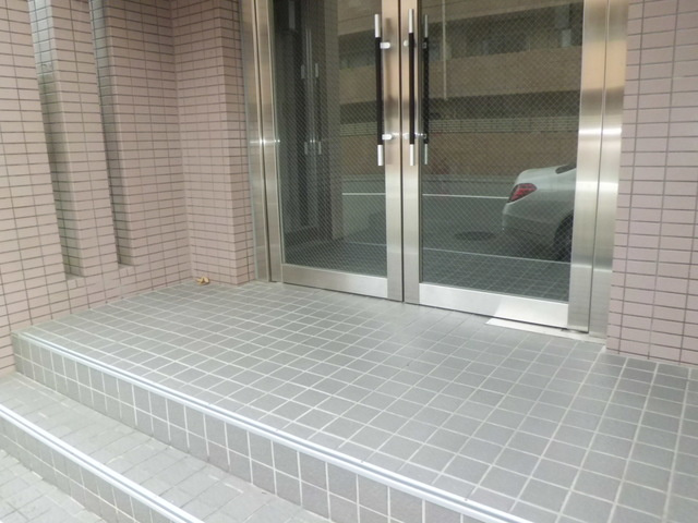 グランドール西岡本のエントランス