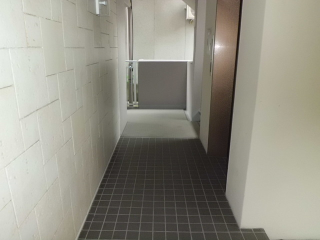 グランドール西岡本のエントランス