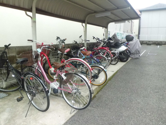 グランドール西岡本の駐車場