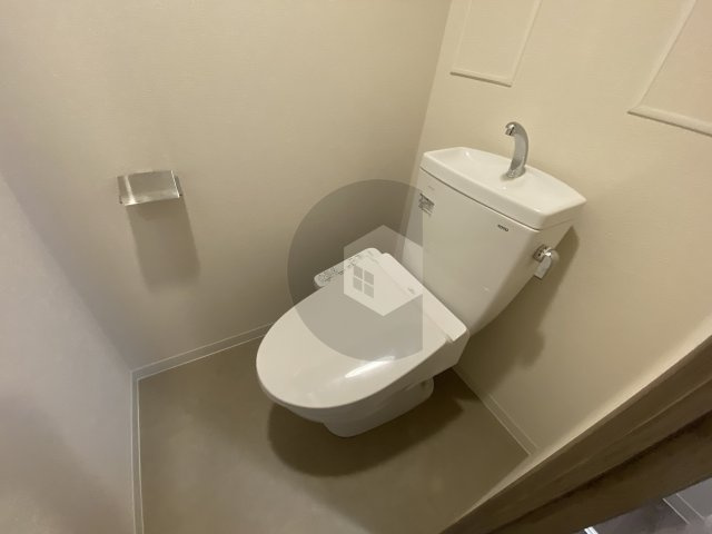 東大阪市足代新町の賃貸マンションのトイレ