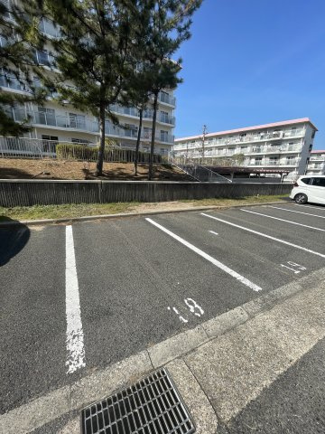 横尾5団地48号棟の駐車場