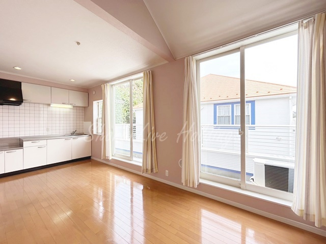 横浜市泉区下飯田町のアパートの居間・リビング