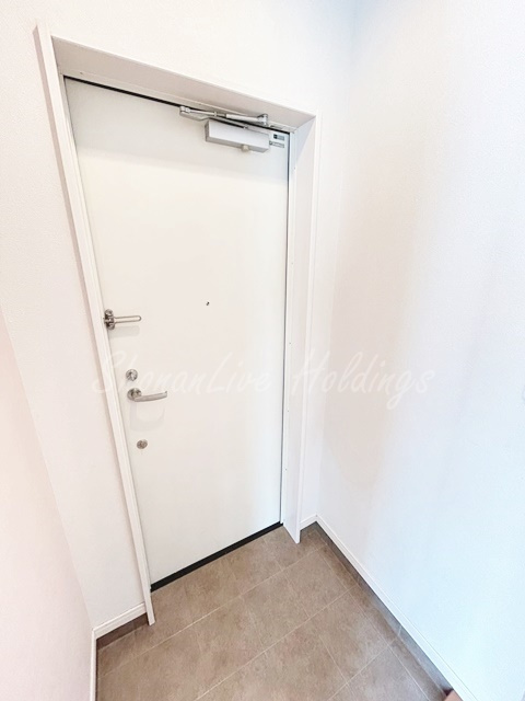 横浜市泉区下飯田町のアパートの玄関