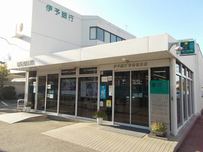 【周辺】 | エルヴェ・クレール | 伊予銀行空港通店様まで900m