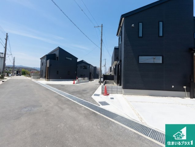 神戸市北区道場町日下部　第1期　新築一戸建ての前面道路含む現地写真|周辺は閑静な住宅街！前面道路広々で車の出し入れも便利です。駐車が苦手な方でも安心して車庫入れできます！