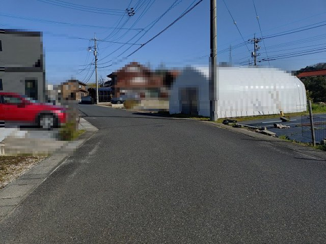 観音寺新町中古戸建の前面道路含む現地写真|南側前面道路約6ｍになります。進入路への出入りもスムーズに行えます。