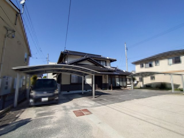 観音寺新町中古戸建の外観|カーポート2台用が2ヶ所あります。