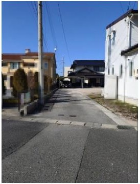 観音寺新町中古戸建の前面道路含む現地写真|進入路部分約4ｍ　持分1/2になります。