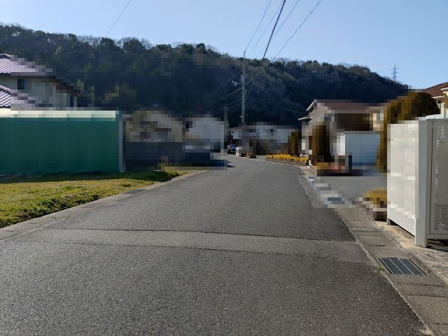 観音寺新町中古戸建の前面道路含む現地写真|南側前面道路約6ｍになります。