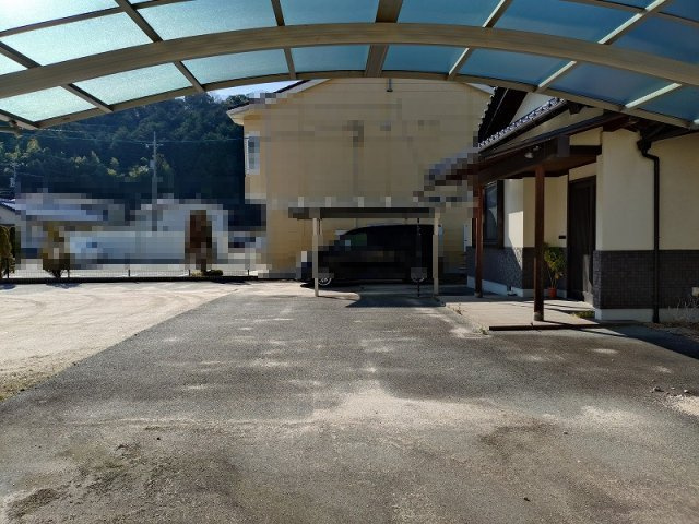観音寺新町中古戸建の駐車場|カーポート完備で車好きの方にもぴったり。