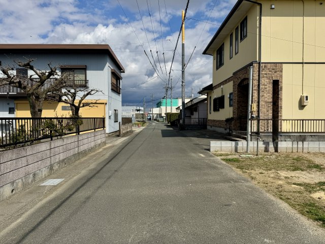 中央区 白鳥町 1期の前面道路含む現地写真|前面道路を西側から東向きに撮影しました。