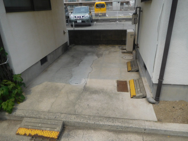 辻井二丁目石森貸家の駐車場