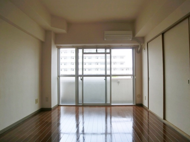 リヴィエールレジョンの居間・リビング|奥行のある使いやすい洋室です。