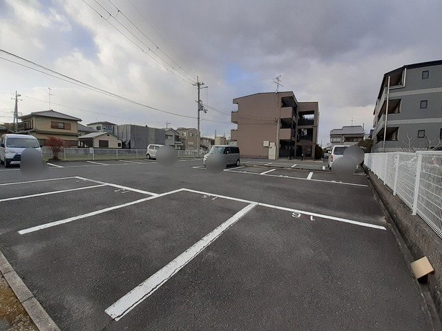 ラフィネアルブルの駐車場