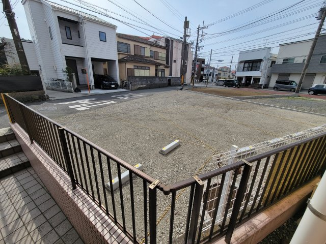 エムアイビル店舗事務所の駐車場