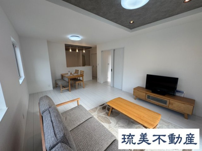 【居間・リビング】 | 沖縄市登川（全5棟）2号棟 | 2号棟　LDK18帖♪リビング階段＆リビング収納付き♪