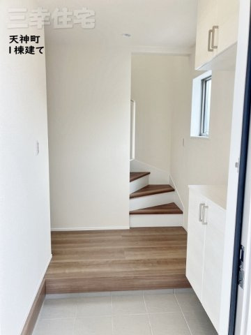 碧南市天神町の玄関|明るく清潔感あるホワイトベースの玄関。爽やかな風が吹き抜けます！