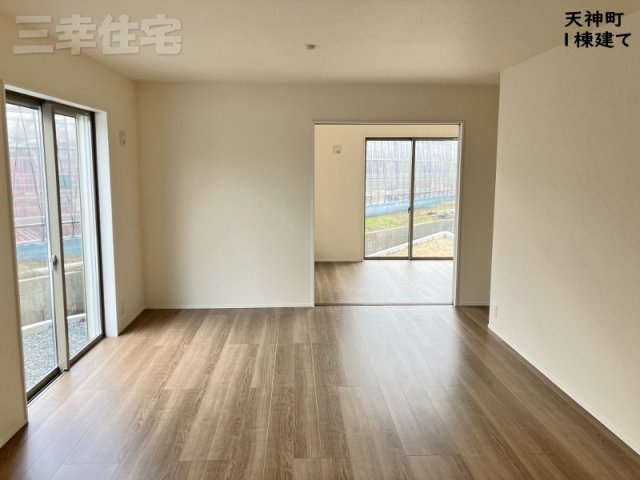 碧南市天神町の居間・リビング|16.2帖のリビングは4.5帖の洋室と続き間になって20.7帖の広々とした大空間に