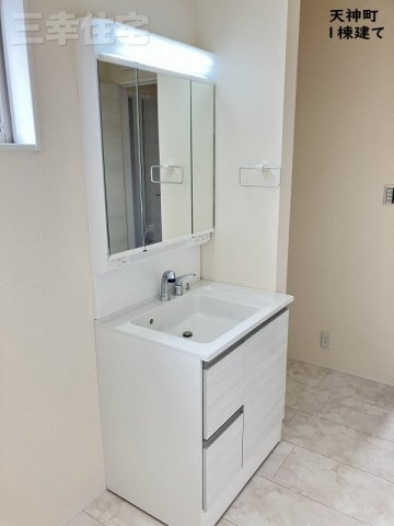 碧南市天神町の洗面所|3面鏡の洗髪洗面化粧台には、十分な可動式収納棚も付いた見た目も美しく機能性に優れた使いやすい仕様です