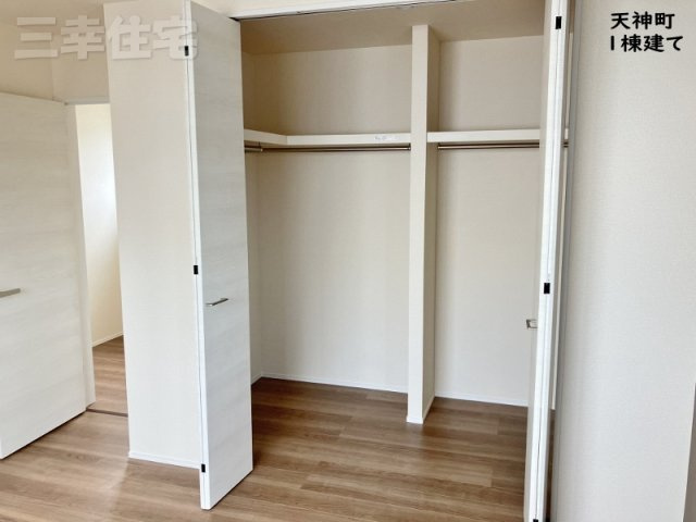 碧南市天神町の収納|主寝室の収納は大容量のウォークインクローゼット2.25帖。個室になってしまいそう(^O^)／